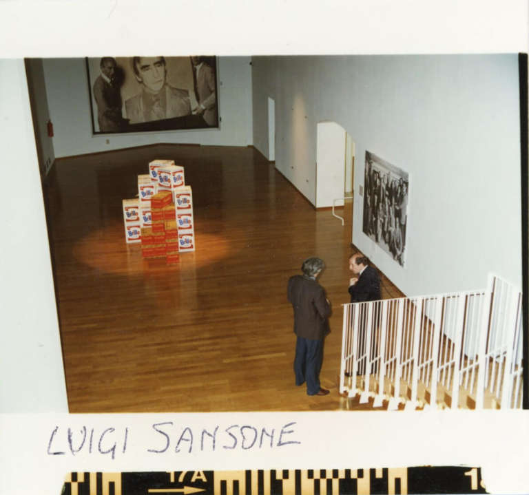 Luigi Sansone davanti a “Boxes” di Andy Warhol del 1964